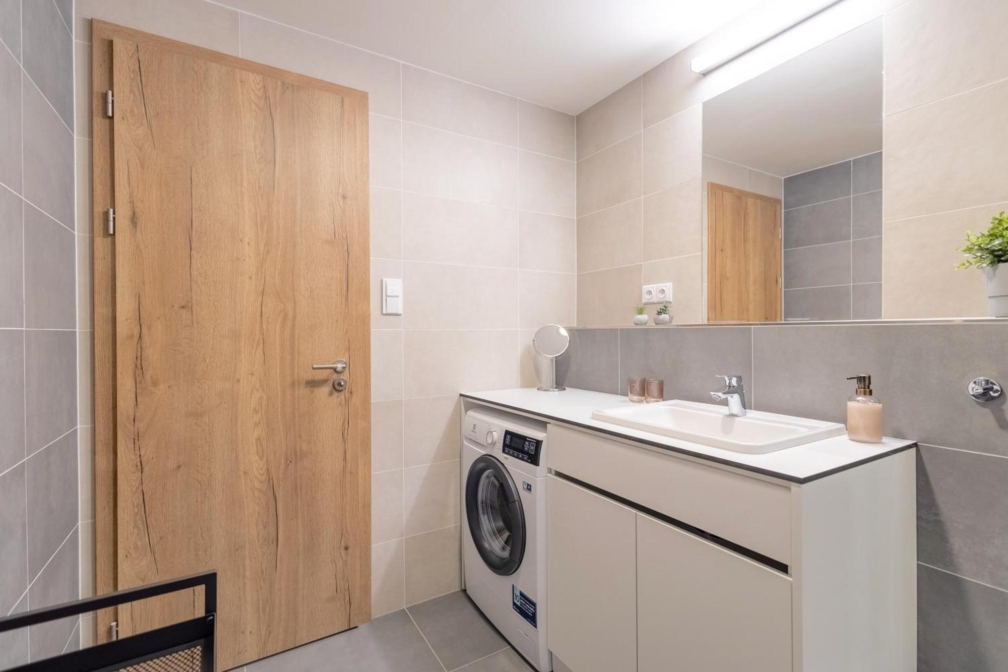Bright 2Br - 8Th Floor, Balcony, Free Parking - By Gravity Prague Praga Exterior foto