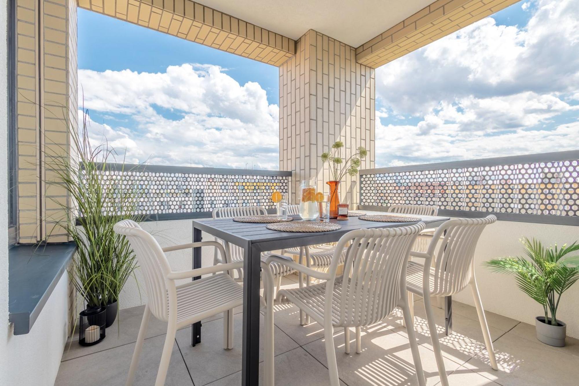 Bright 2Br - 8Th Floor, Balcony, Free Parking - By Gravity Prague Praga Exterior foto