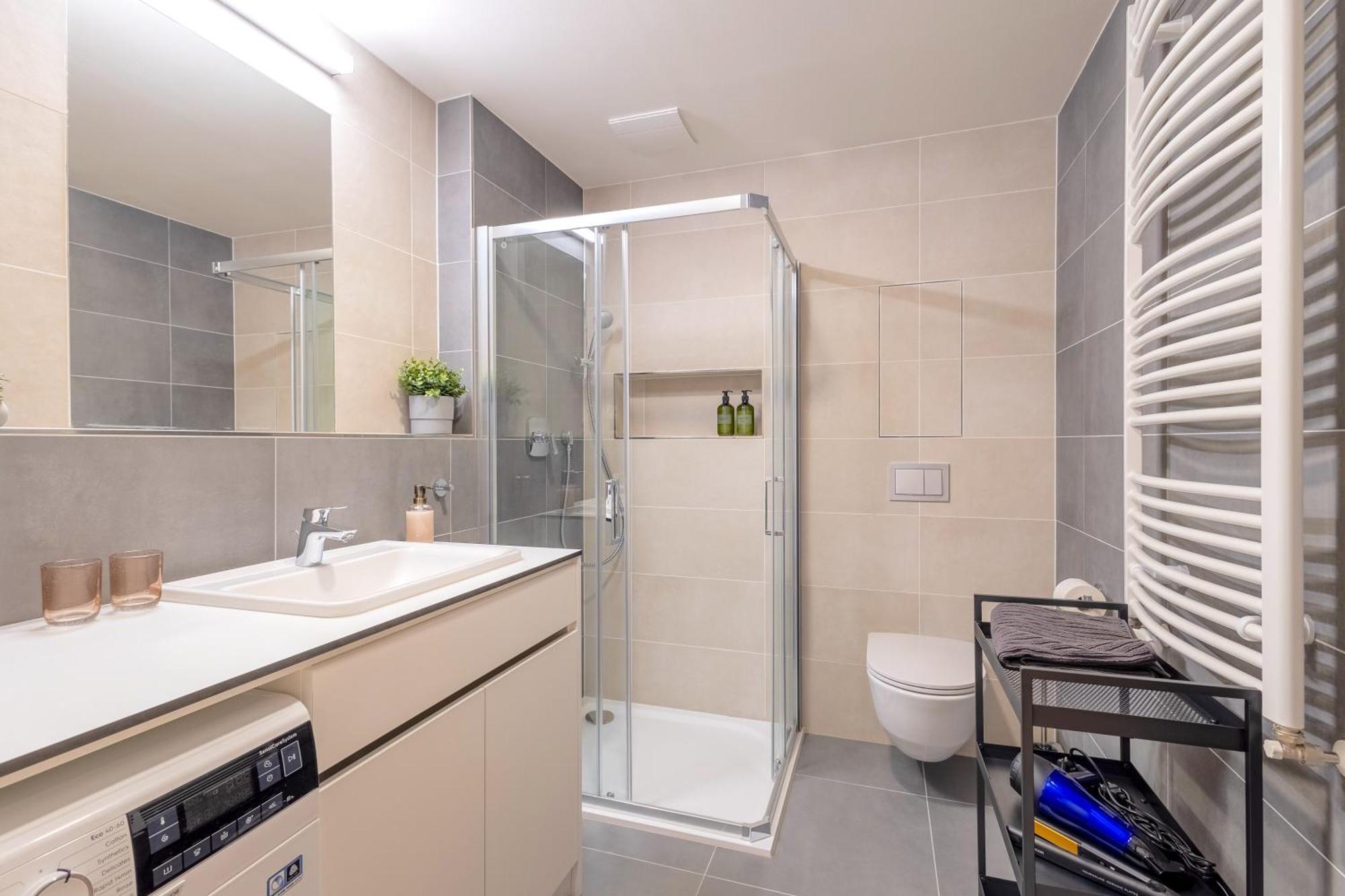 Bright 2Br - 8Th Floor, Balcony, Free Parking - By Gravity Prague Praga Exterior foto